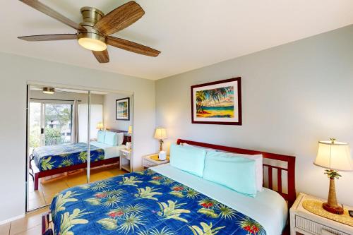 唯客乐渡假村Greens At Waikoloa J101的一间卧室配有一张床和吊扇