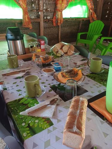 Te-Fare-AriiPoemanahere island的上面有食物和面包的桌子