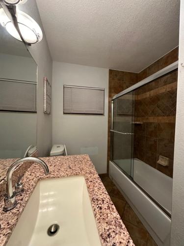 萨拉索塔Private rooms in Spacious Siesta Key home - Huge Backyard的一间带水槽和淋浴的浴室