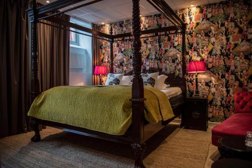 赫尔辛堡赫尔辛堡BW精选酒店的一间卧室配有一张带绿毯的天蓬床