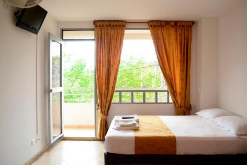 埃尔科莱希奥天堂岛芮欧美斯塔酒店的一间卧室设有一张床和一个大窗户