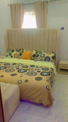 伊巴丹2 bedroom flat Apartment的一间卧室设有两张床和窗户。