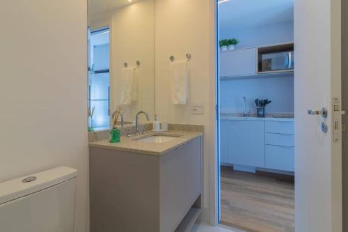 圣保罗Studio Campo Belo II的一间带水槽和镜子的浴室