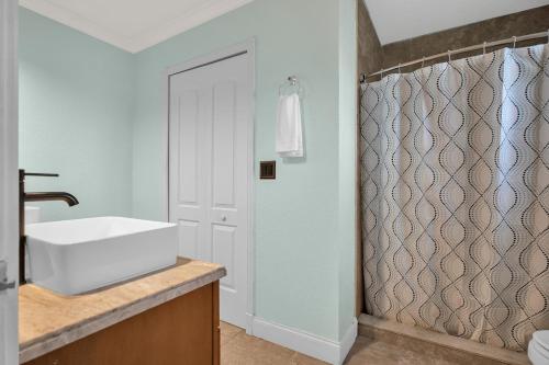 珊瑚角SW Florida Retreat的浴室配有白色水槽和淋浴。