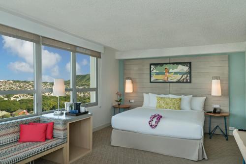 檀香山卡皮欧拉尼皇后酒店的卧室设有白色的床和大窗户