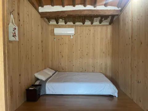 庆州Stay Moon Charm的小房间,木墙里设有一张床