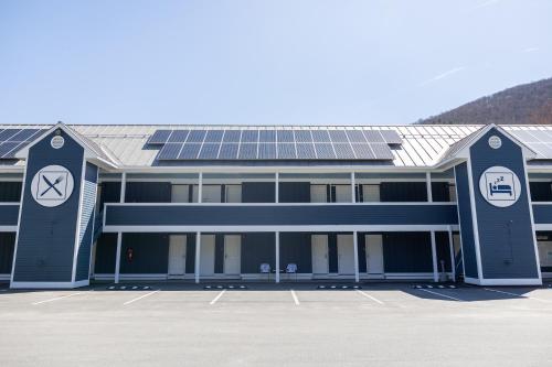 PittsfieldClear River Inn and Tavern的屋顶上设有太阳能电池板的建筑