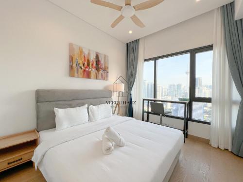 吉隆坡Lucentia Residences BBCC at Lalaport Kuala Lumpur by Veedu Hauz的卧室配有白色的床和大窗户