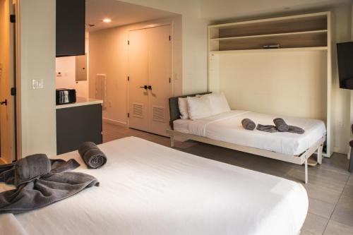 迈阿密Miami High Town View 1610的酒店客房带两张床和厨房