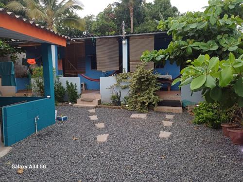 TamaniqueHostal Niña Oly的房屋前方带台阶石的花园