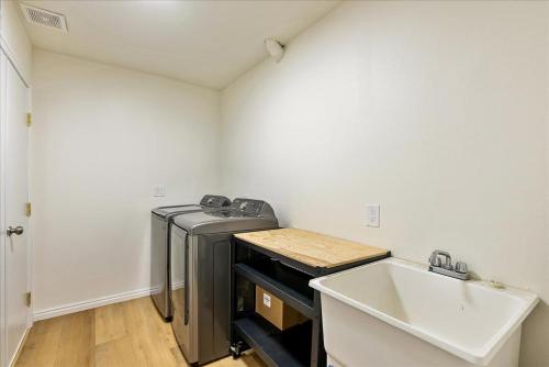 奥格登Close to Ogden-Weber Tech College Private Room的一个带水槽和白色墙壁的小厨房