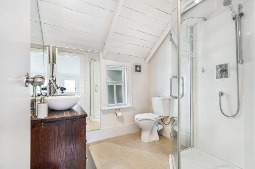 奥克兰Beautiful Ponsonby Villa的浴室配有卫生间、盥洗盆和淋浴。