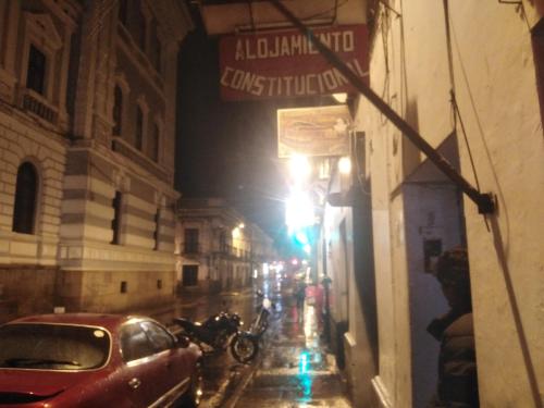 苏克雷Alojamiento constitucional的街道上,晚上有一辆汽车停在那里