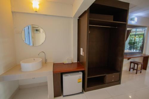 科隆万Kallapangha Resort Khlongwan的一间带水槽和镜子的浴室