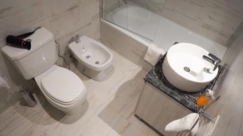 布宜诺斯艾利斯CASARICA Aparts的浴室配有卫生间、盥洗盆和浴缸。