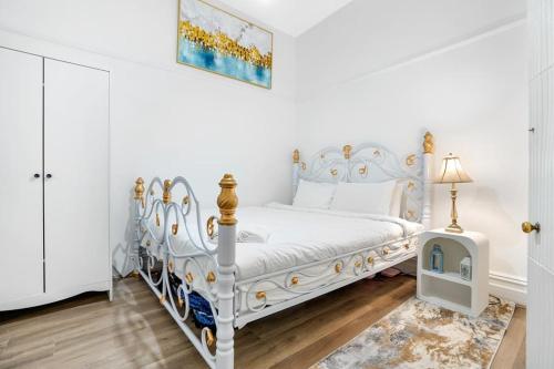 墨尔本Prime Modern Brilliance with Prahran Convenience的白色卧室配有白色的金色床