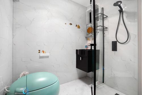 墨尔本Prime Modern Brilliance with Prahran Convenience的浴室配有蓝色卫生间和淋浴。