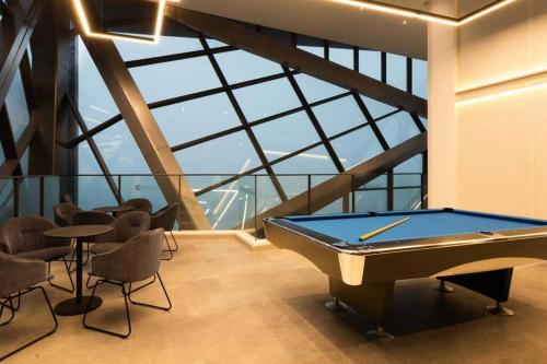 吉隆坡Luxury Continew Residence with KLCC,TRX,Ikea View的带大窗户的客房内的台球桌