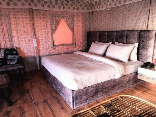 萨哈兰普尔Pulastya Wellness Resort的一间卧室,卧室内配有一张大床