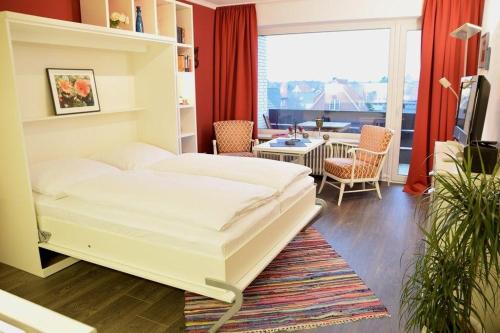 韦斯特兰Krabbenliebe的一间卧室设有一张床和一间客厅。