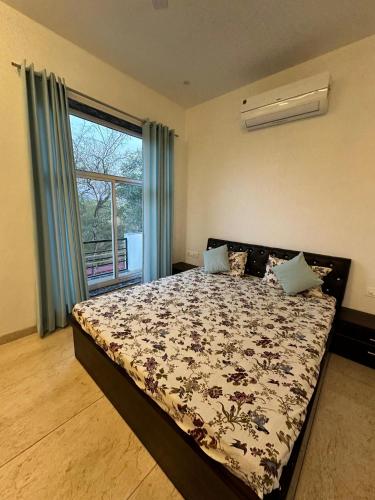斋浦尔namastay farm的一间卧室设有一张床和一个窗口