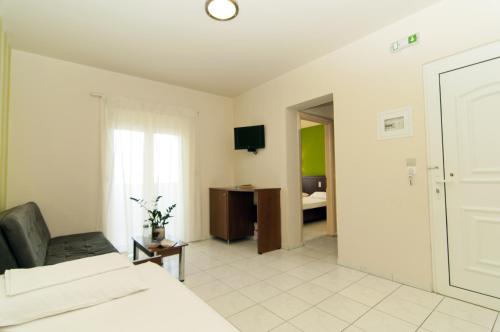 波帝卡Hotel Elina的酒店客房带一张床和一间卧室