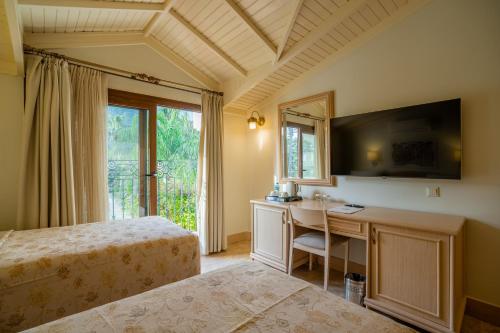 达利安达利安度假酒店 - 特殊类别的一间卧室配有一张床和一张带镜子的书桌
