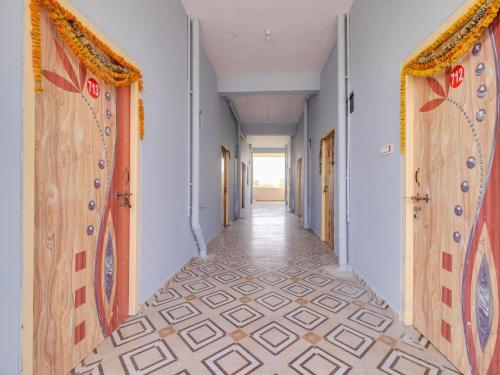 PargiG7 Residency的一条空的走廊,铺着瓷砖地板,墙壁白色