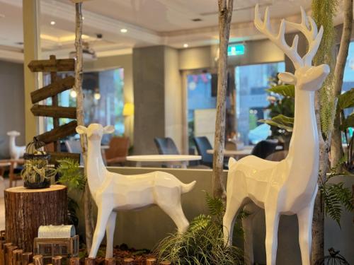 花莲市Finders Hotel Hualien Station的大堂展示了两只白鹿