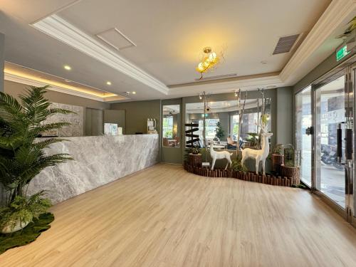 花莲市Finders Hotel Hualien Station的大堂设有带柜台的餐厅以及带坐式淋浴的房间