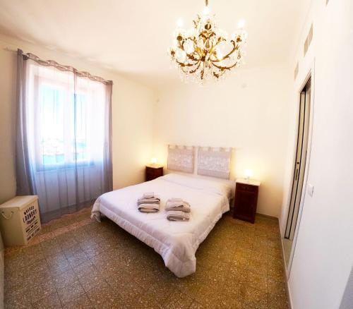 马达莱纳Casa Las Molas的一间卧室配有一张带吊灯的床