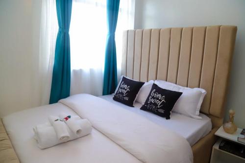 内罗毕Powerground Resort的一间卧室配有两张带白色床单和枕头的床。