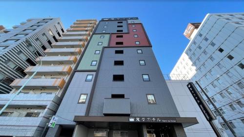 东京Henn na Hotel Tokyo Ginza的一座高大的建筑
