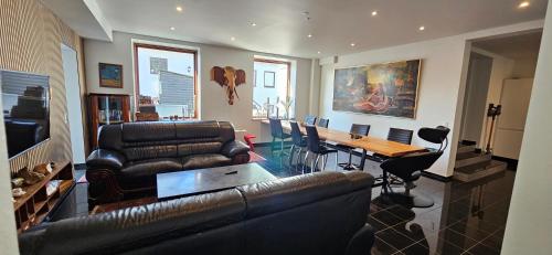兰讷斯Olsson B&B的客厅配有真皮沙发和桌子
