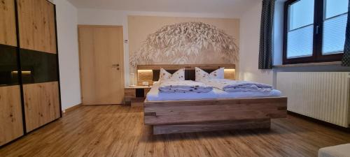 佩尔蒂绍基尔希麦尔住宿加早餐旅馆的卧室配有带白色枕头的大床