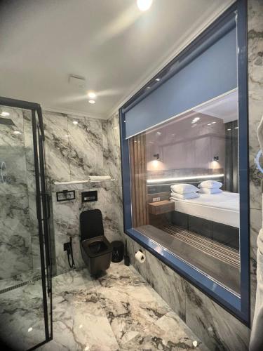 奇姆肯特Sapar Standart Улучшенный полулюкс的带淋浴和卫生间的浴室以及1张床。