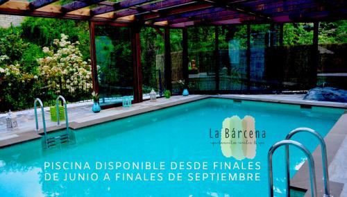 EnterriaApartamentos Rurales & Spa La Bárcena的游泳池,上面有读取巴连托萨迪西斯原则的标志