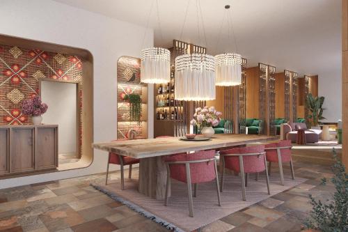 布列瑟农Pachers - your inspiring place的用餐室配有桌椅和吊灯。