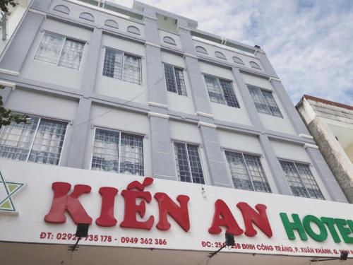 芹苴Kiến An Hotel Cần Thơ的大楼前的酒店标志