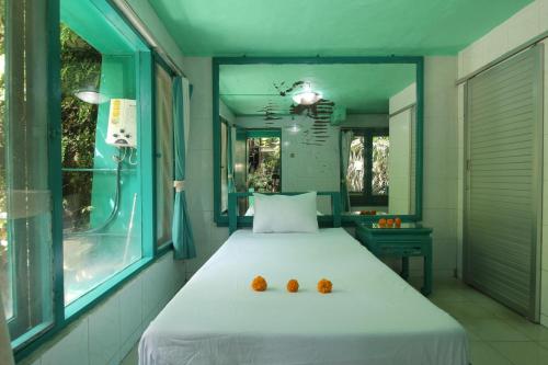 乌布Belvilla 93915 Bamboo Villa Near Central Ubud的一间卧室,配有一张带两个橙子的床