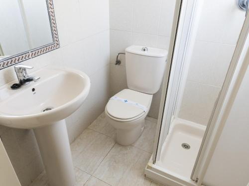 卡尔佩Apartamentos Coral Beach Unitursa的浴室配有卫生间、盥洗盆和淋浴。