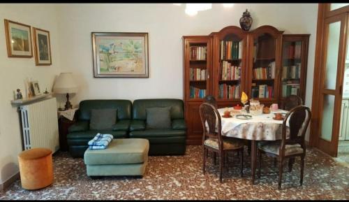 里米尼Vintage Sleep的客厅配有绿色沙发和桌子