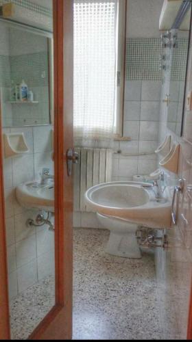 里米尼Vintage Sleep的一间带水槽、浴缸和卫生间的浴室