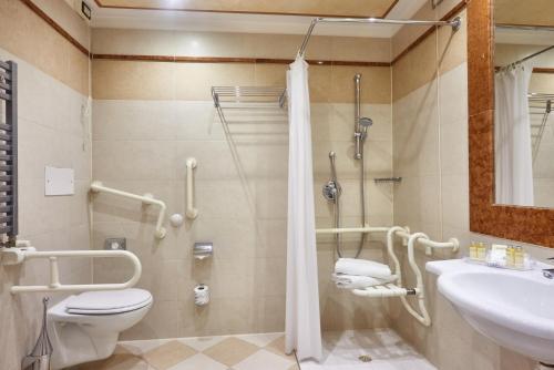 卢奇诺克鲁兹酒店的浴室配有卫生间、盥洗盆和淋浴。