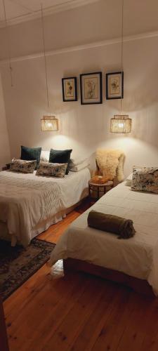 KamieskroonHarry's Place Guesthouse的一间带两张床和椅子的房间