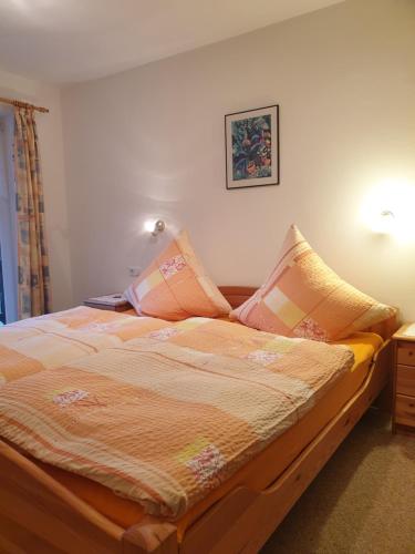 因泽尔Ferienwohnung Hinterpommern - Chiemgaukarte的卧室内的一张带枕头的床