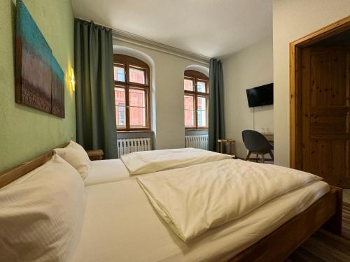 茨维考Gaststätte Brauhaus Zwickau GmbH的一间带2张白色床和2扇窗户的卧室