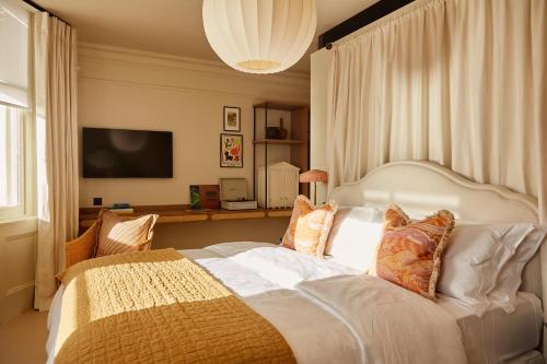 布莱顿霍夫No.124 by GuestHouse, Brighton的卧室配有带枕头的大型白色床