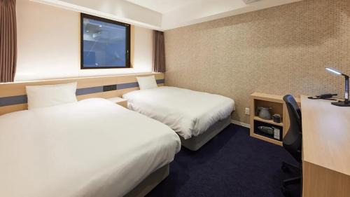 鹿儿岛Henn na Hotel Kagoshima Tenmonkan的一间酒店客房,设有两张床和电视