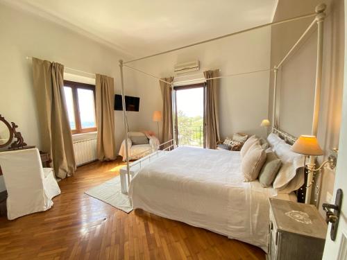 格罗塔费拉塔“Casa Amélie”的一间卧室配有一张带金属天蓬的大床